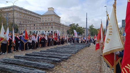 17 IX – lekcja historii pod Pomnikiem Poległym i Pomordowanym na Wschodzie
