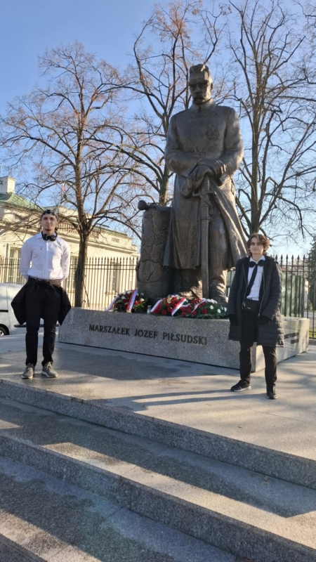 Uczniowie Poligrafa oddają hołd Marszałkowi Józefowi Piłsudskiemu 